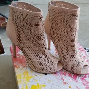 Light pinkish tan Chinese laundry ankle booties